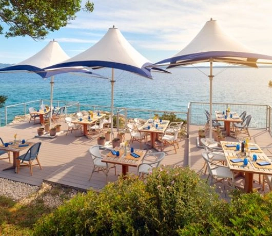 Parasole i stoliki w restauracji z widokiem na morze