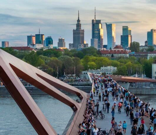 Ścieżki rowerowe w Warszawie są coraz lepiej oceniane przez rowerzystów. Fot. Shutterstock.