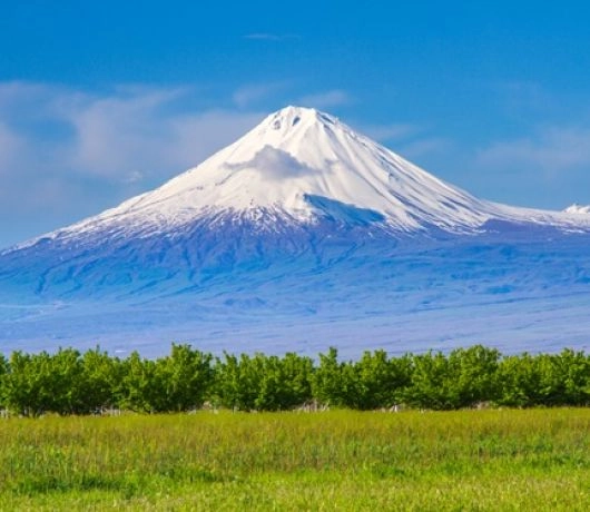 Góra Ararat w Turcji - szczyt w śniegu.
