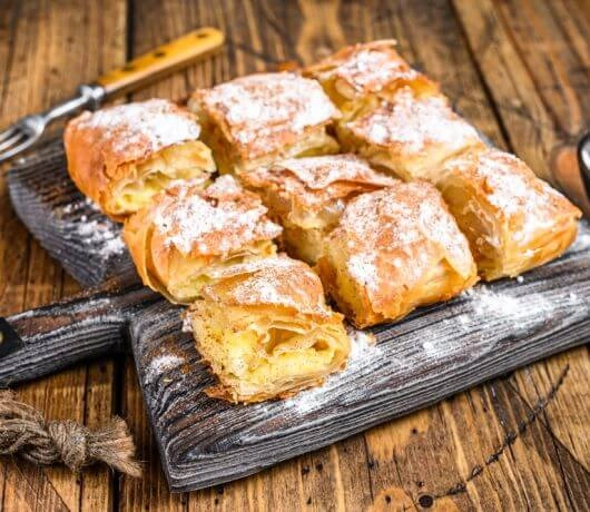 Saloniki to też kolorowe knajpki i pyszne greckie jedzenie. Będąc tu trzeba koniecznie spróbować bugatsy. Fot. Shutterstock.