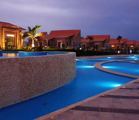 Hotelowy basen w Marsa Alam, palmy, leżaki i zabudowa resortowa nad Morzem Czerwonym