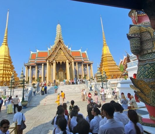 Bogato zdobione stupy w Wat Pho w Bangkoku z mozaiką z porcelany i złotymi ornamentami.