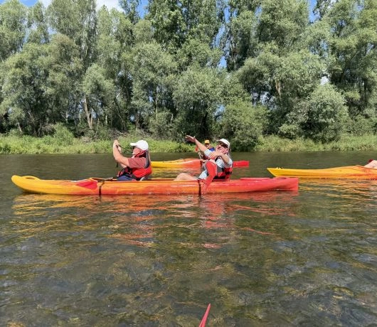 Kajak płynący spokojnym odcinkiem rzeki Wag w okolicach Trenczyna.
