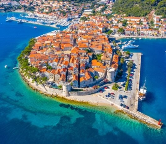 Starówka miasta Korčula otoczona jest grubym murem.