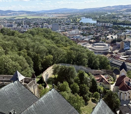 Panorama Trenczyna z zamku z widokiem na wzgórza i dolinę Wagu.