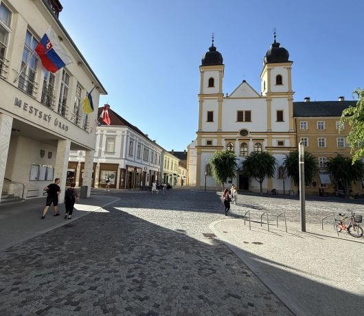 Rynek w Trenczynie z kościołem i zabytkowymi kamienicami.