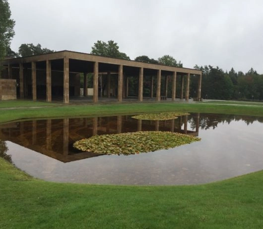 Cmentarz Skogskyrkogården w Sztokholmie to wielka przestrzeń i idealna harmonia architektury z naturą.