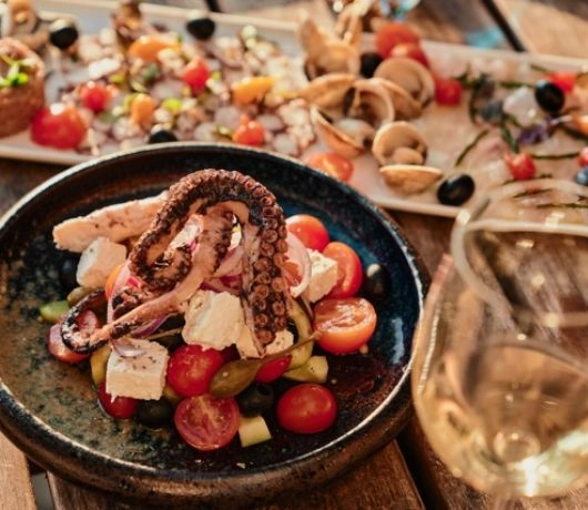 Ośmiornice, mule, kalmary i inne owoce morza podane w restauracji rybnej