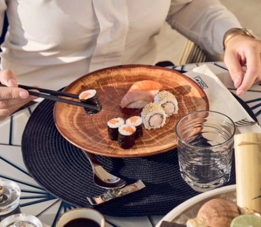 Mężczyzna jedzący sushi
