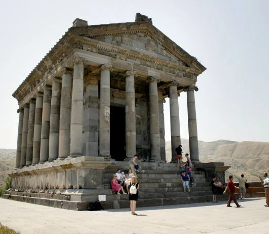 Pogańska świątynia w Garni w Armenii, antyczna budowla z kolumnami