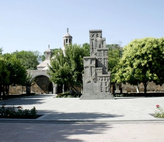 Dziedziniec kompleksu katedralnego w Eczmiadzynie z chaczkarem i zielenią