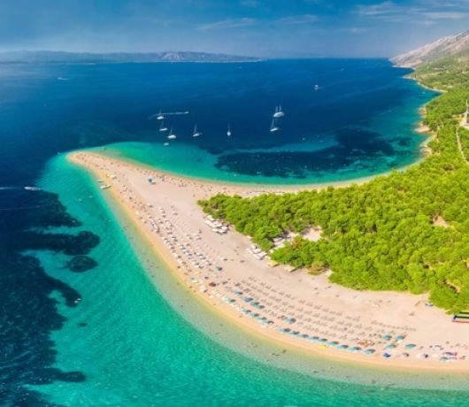 Plaża Zlatni Rat w Chorwacji.