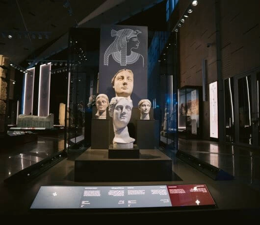 Główna sala wystawowa z marmurowymi popiersiami i antycznymi rzeźbami faraonów.