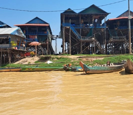 Wioska rybacka nad jeziorem Tonlé Sap