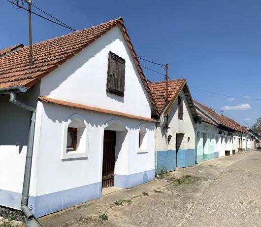 Ulica piwniczek winiarskich w Bořeticach w regionie Modré Hory na Morawach Południowych
