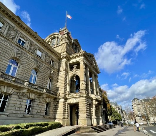 Place de la République Strasburg pomnik i gmach w dzielnicy Neustadt.