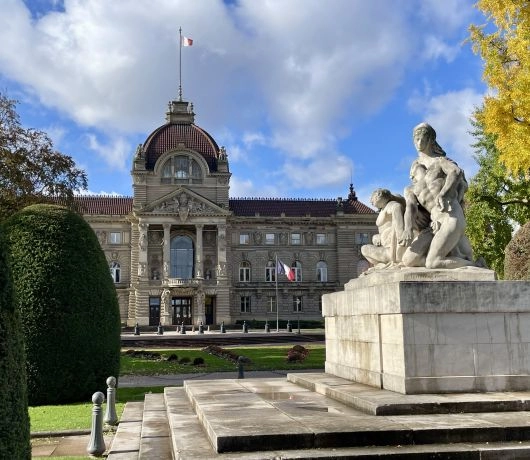 Strasburg Neustadt fasada budynku w stylu neobarokowym pod błękitnym niebem.