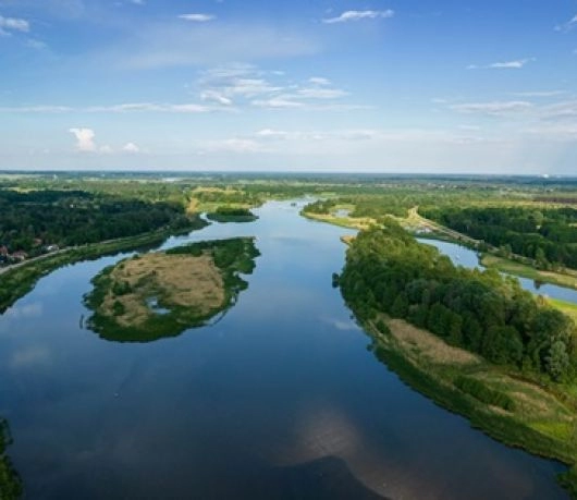 Rzeka Bug przepływa przez zachodnią Ukrainę, zachodnią Białoruś i wschodnią Polskę.