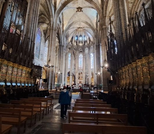 Wnętrze katedry Santa Eulàlia w Barcelonie – gotycka nawa i bogato zdobiony chór w historycznym centrum miasta.