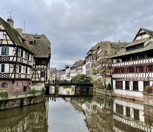 Petite France Strasburg kolorowe domy nad kanałem