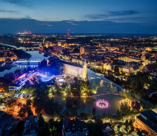 Panorama miasta zachęca zarówno w ciągu dnia, jak i nocą.