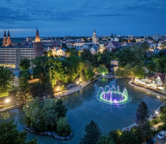 Panorama miasta zachęca zarówno w ciągu dnia, jak i nocą.