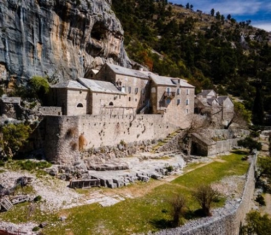 Pustelnia Blaca jest wykuta w jaskini. Obok - klasztor dominikanów w mieście Brač.