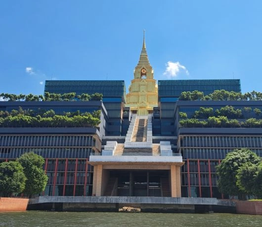Budynek Parlamentu Tajlandii w Bangkoku, nowoczesna konstrukcja z elementami złotej stupy na szczycie.