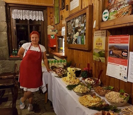 Schronisko na Starych Wierchach w środku.