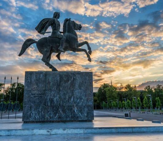 Parasolki i pomnik Aleksandra Wielkiego to charakterystyczne punkty Salonik. Fot. Shutterstock.