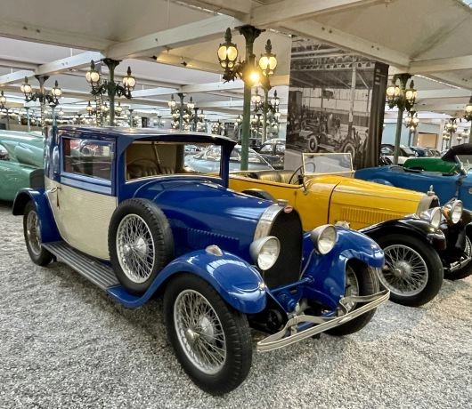 Zabytkowy samochód z początków XX wieku w Narodowym Muzeum Motoryzacji w Miluzie