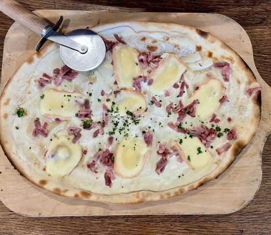 Restauracje Strasburg Petite France stoliki na ulicy, flammekueche tarta alzacka z serem i boczkiem