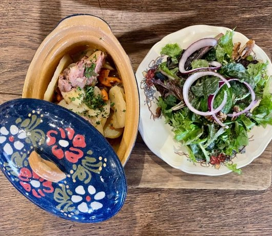 Baeckeoffe alzacka zapiekanka z mięsem i ziemniakami, sałatka z orzechami i cebulą kuchnia Alzacji