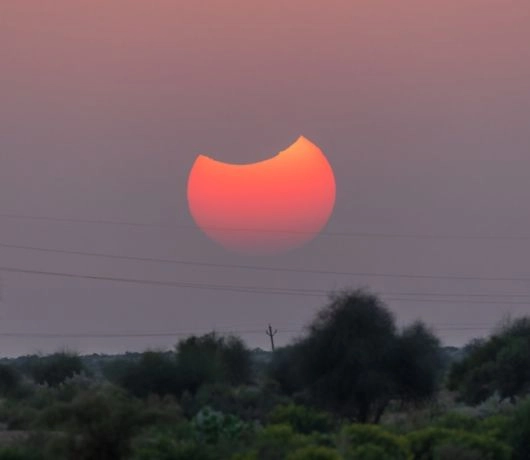 Zaćmienie słońca potrafi wyglądać niezwykle malowniczo. Fot. Shutterstock