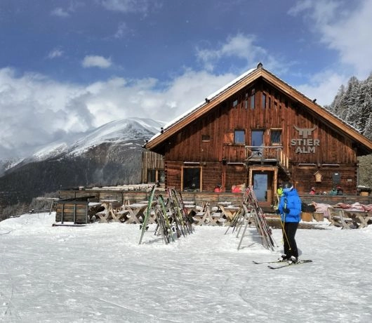 Restauracja Stieralm w Nauders, drewniana alpejska chata przy trasie narciarskiej