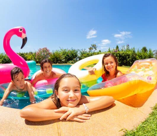 Wybierając hotel, sprawdźmy okocę, ale także, czy nasze dzieci nie będą nudzić się w obiekcie. Fot. Shutterstok