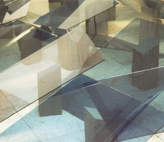 Od lewej: Apres passe-par-tout 2004, instalacja anamorficzna, Miejsce rezerwowane w Mandorlii 1973-74, fot. materiały prasowe Mazowieckiego Centrum Sztuki Współczesnej Elektrownia w Radomiu