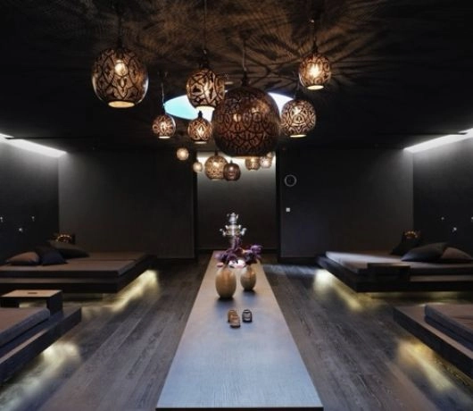 Wnętrze wyciemnione w spa Isadera
