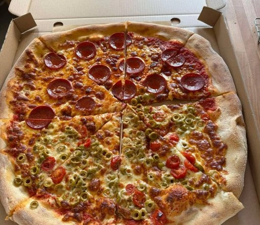 Rzemieślnicza pizza z pepperoni, oliwkami i pomidorkami z piekarni 100bochenków