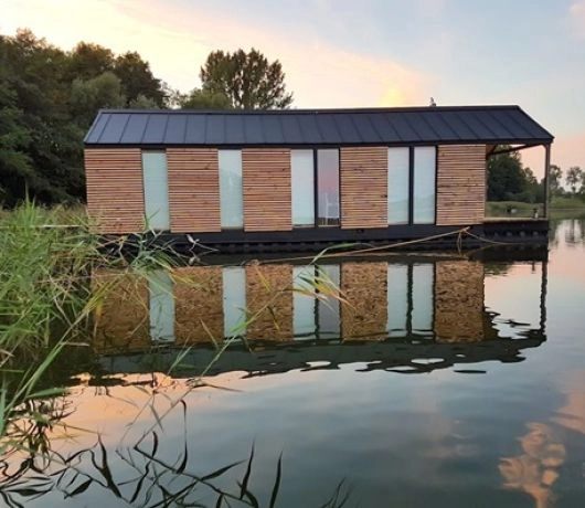 Perkoz i Kormoran - jeden przypomina stodołę, drugi ucieszy dzieciaki, które będą mogły spać w "jaskółczym gnieździe".