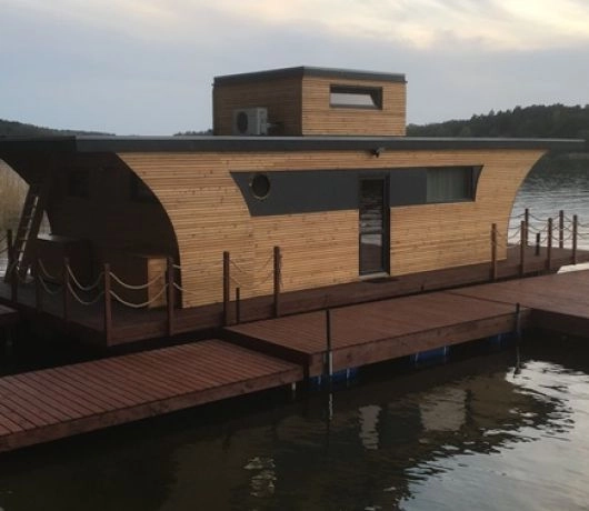 Houseboats są w standardzie hotelowym.