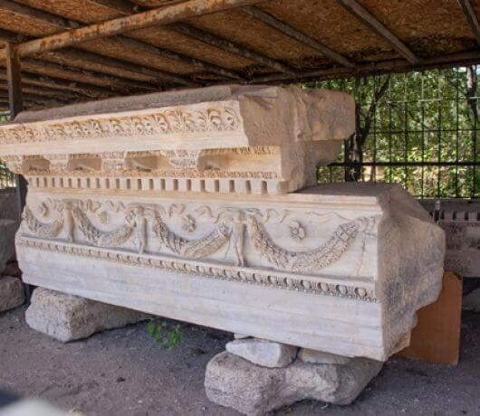 Fragment sarkofagu w Troi w Turcji.
