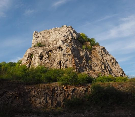 Ulica Sienkiewicza – główny deptak Kielc, nastrojowy o każdej porze dnia oraz Skałka Geologów na Kadzielni – charakterystyczny ostańec wapienny w środku miasta.