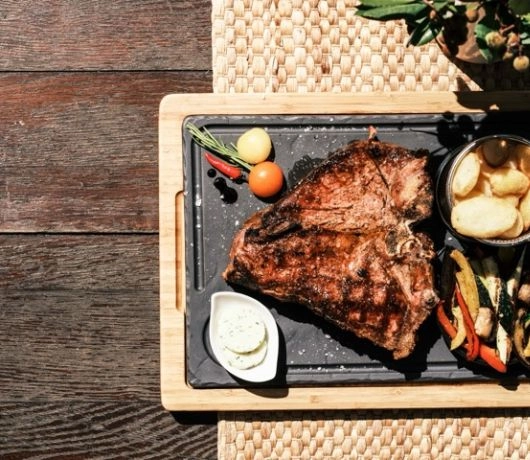 Stek podany z grillowanymi warzywami