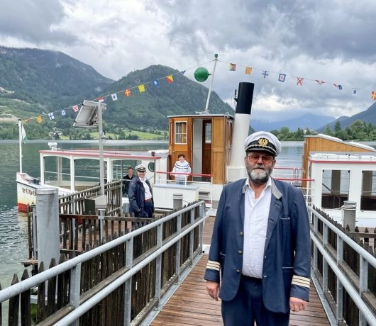 Ausseerland jest częścią austriackiej Styrii i uznawany jest za jeden z ciekawszych regionów Austrii, gdyż łączy surowe piękno Alp z sielankowym urokiem jezior i górskich łąk.