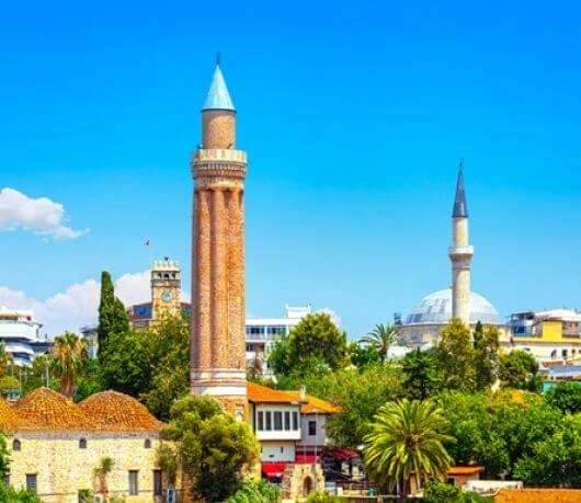Minaret zwany żłobkowanym w Antalyi, Turcja..
