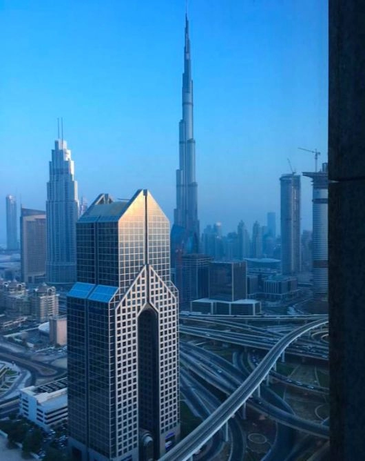 Widok na najwyższy budynek świata z hotelu Shangri-La, Dubaj z tarasu Burj Khalifa.