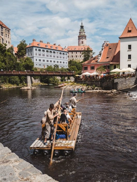 Czeski Krumlow tratwa na wełtawie