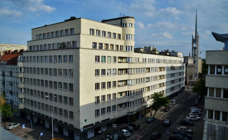 Od góry: Biurowiec ZUS, Zespół Mieszkaniowy BGK, zdjęcia: Przemysław Kozłowski, Klaudia Moses, Gdyński Szlak Modernizmu