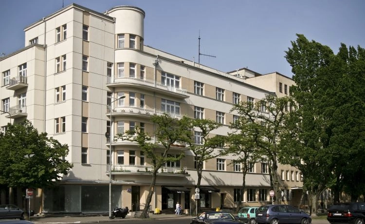 Od góry: Kamienica Hundsdorffów, Kamienica Ogończyka - Blocha i Mazalona, Kamienica Pręczkowskiego, zdjęcia: Przemysław Kozłowski, Gdyński Szlak Modernizmu